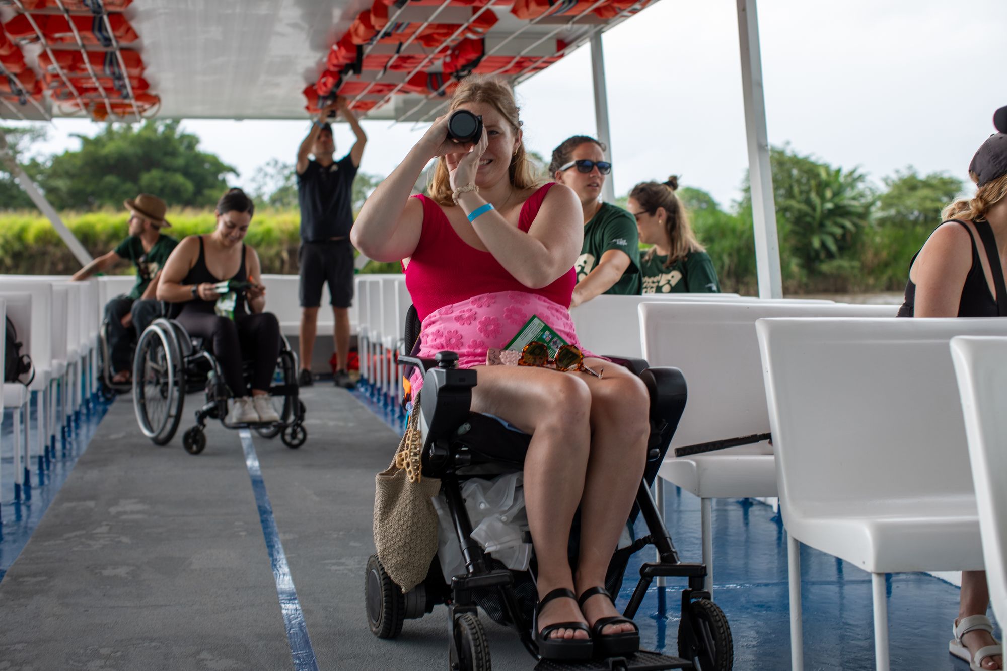 Riverboat tour in Costa Rica, an accessible activity for everyone.