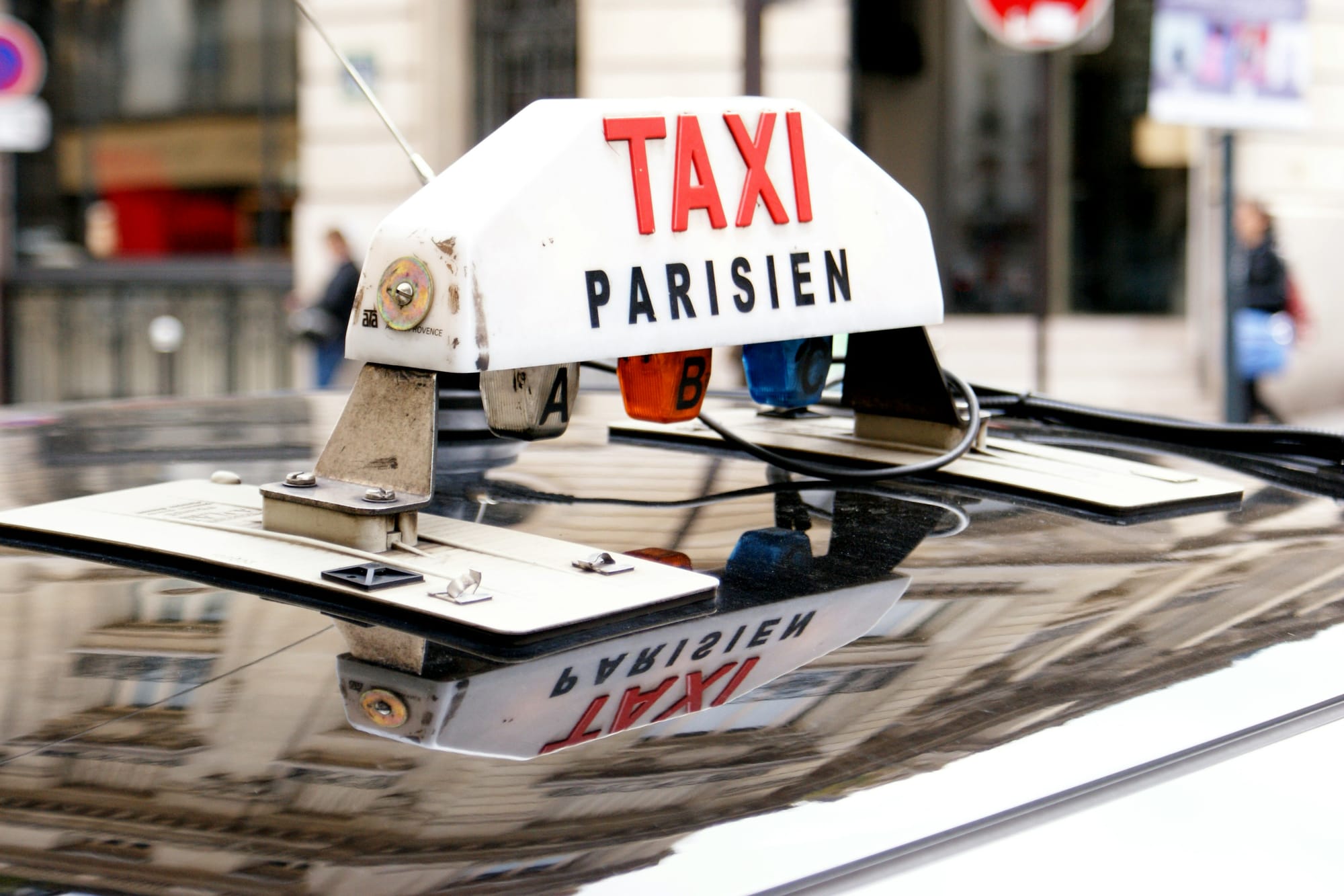 Parisien Taxi sign
