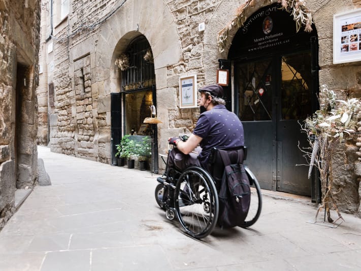 Wheelchair-user exploring accessible alleyways on a Barcelona tour