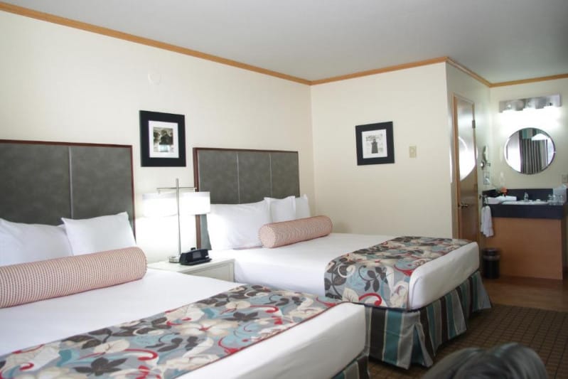 An accessible two-bed bedroom at River House Inn in Florence, Oregon