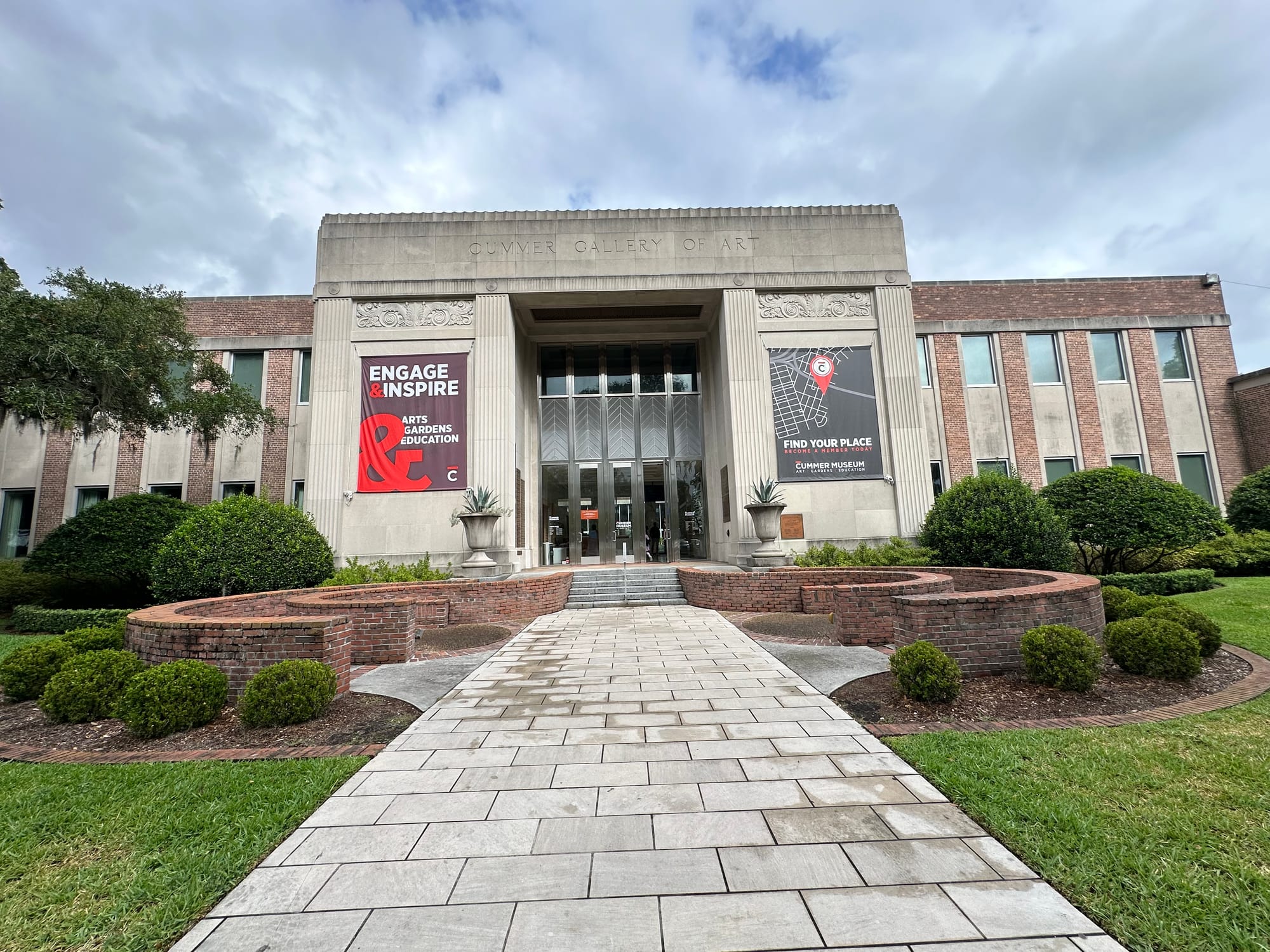 Ramp access on either side of main entrance at Cummer Museum of Arts & Garden