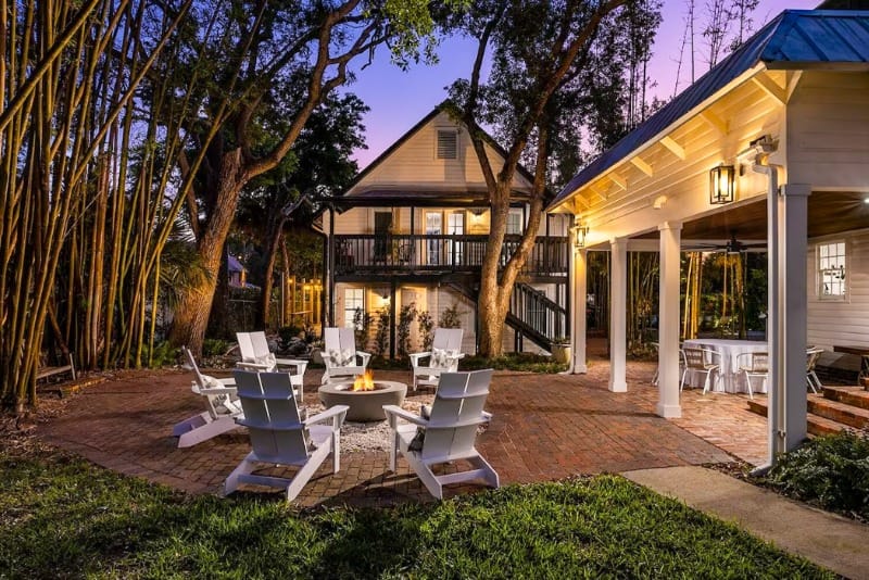 Outdoor patio with chairs and firepit at VICTORIA 1883 - Bed and Breakfast