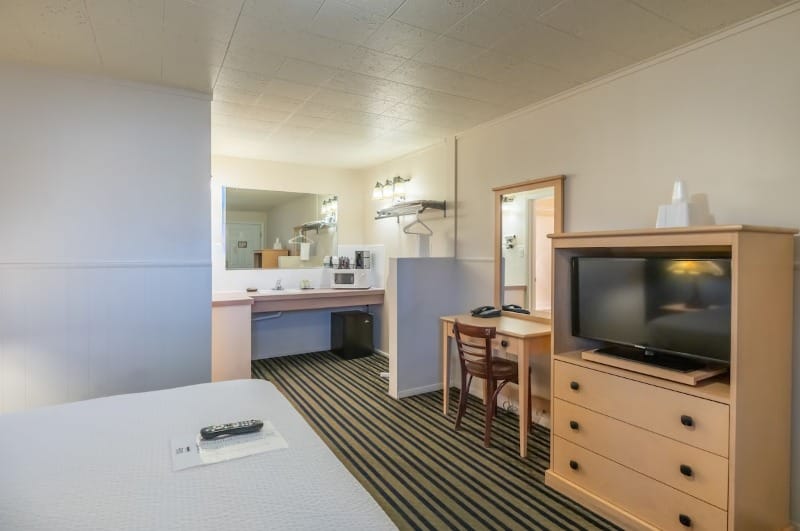 Wheelchair accessible hotel room at Pacific Reef Hotel in Gold Beach, Oregon