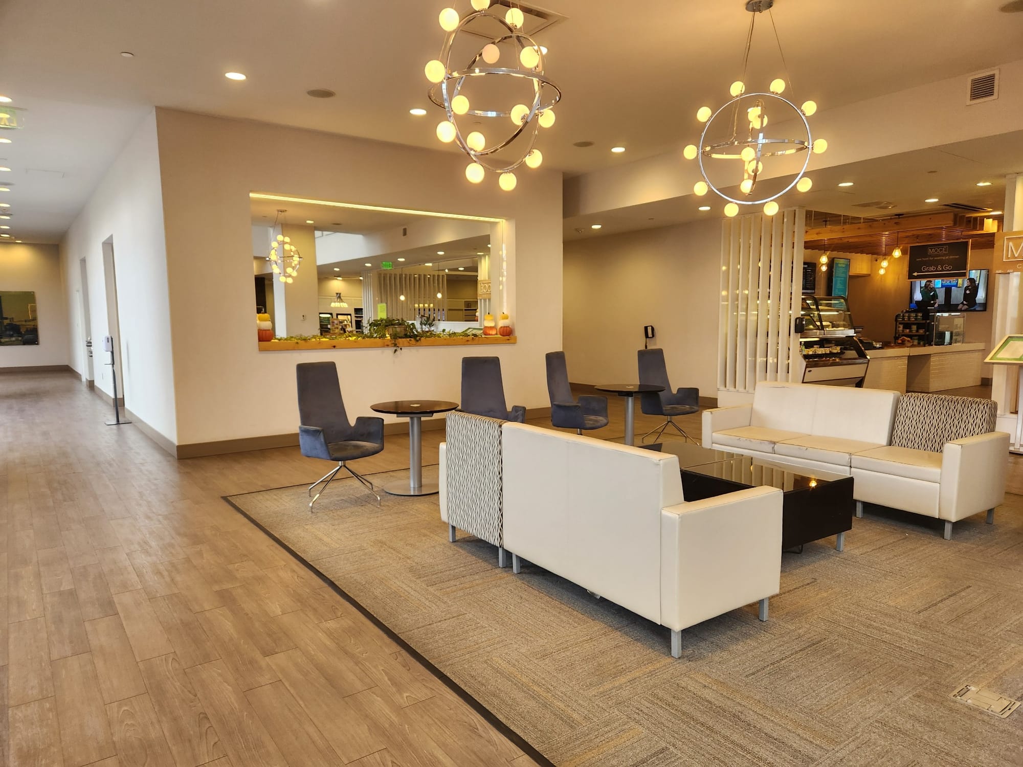 The hotel lobby at Holiday Inn Cleveland Clinic, an IHG Hotel