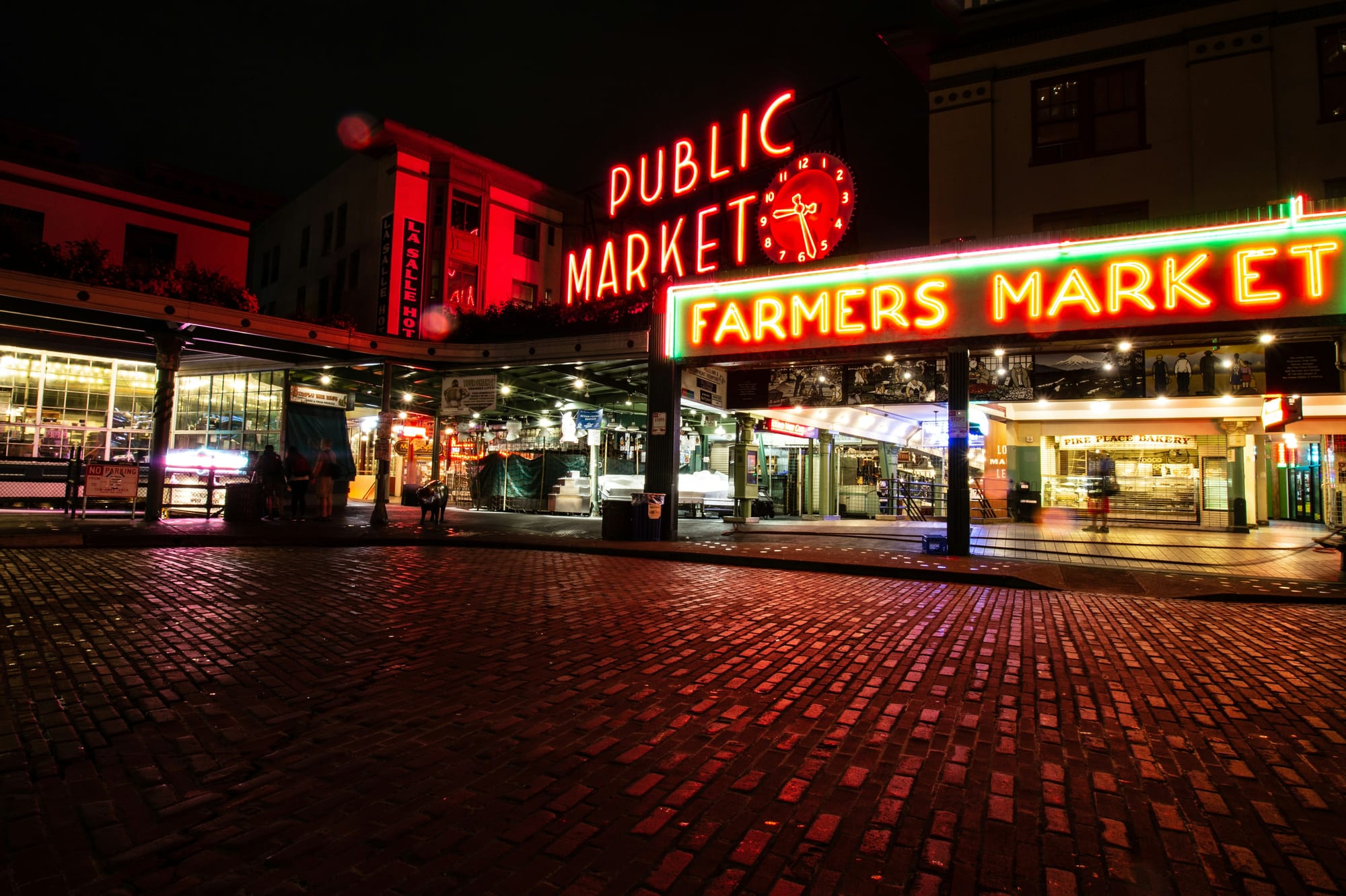 Pike Place Market neon sign lighting up at night