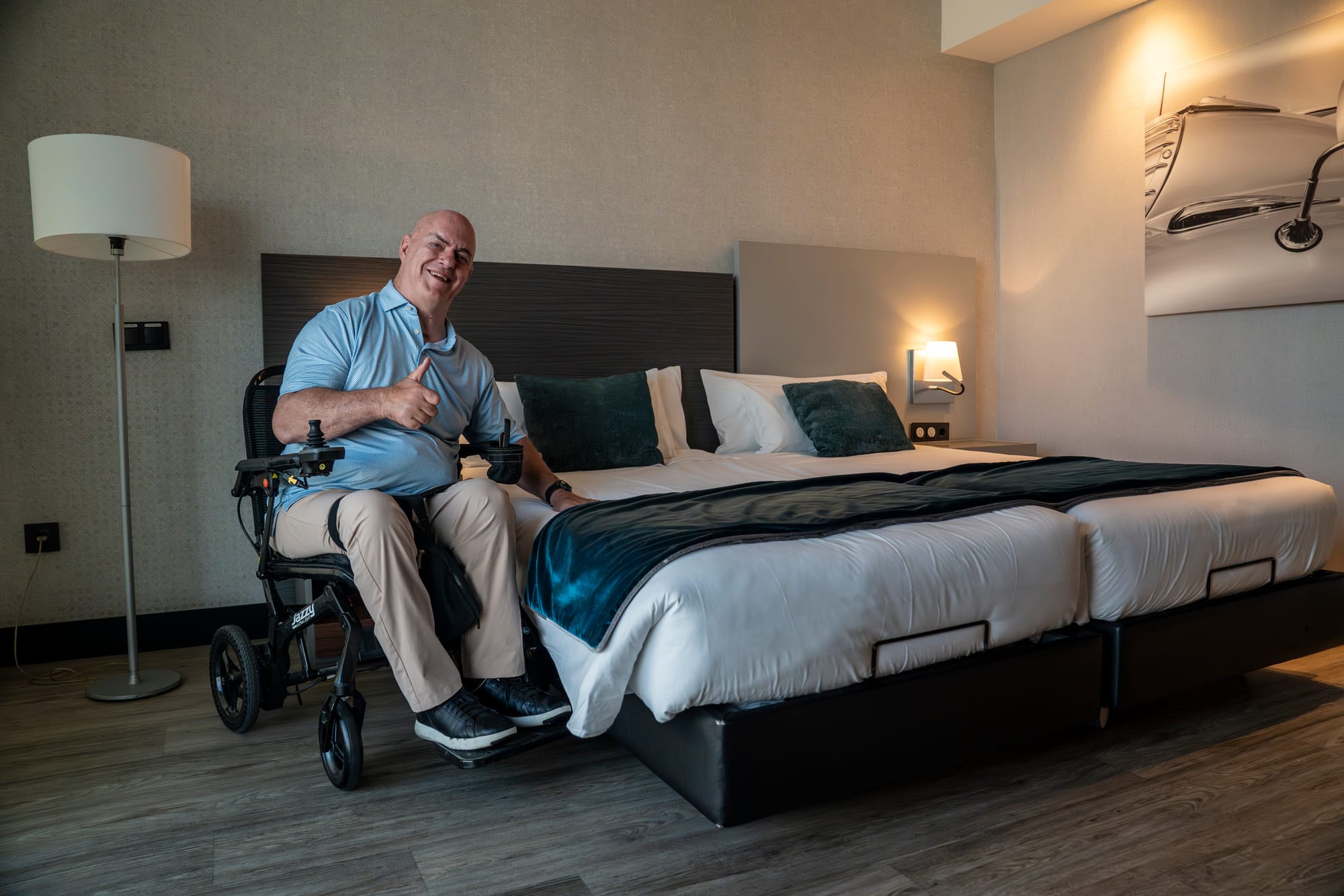 Wheelchair-user in front of the bed at Ilunion Atrium Madrid