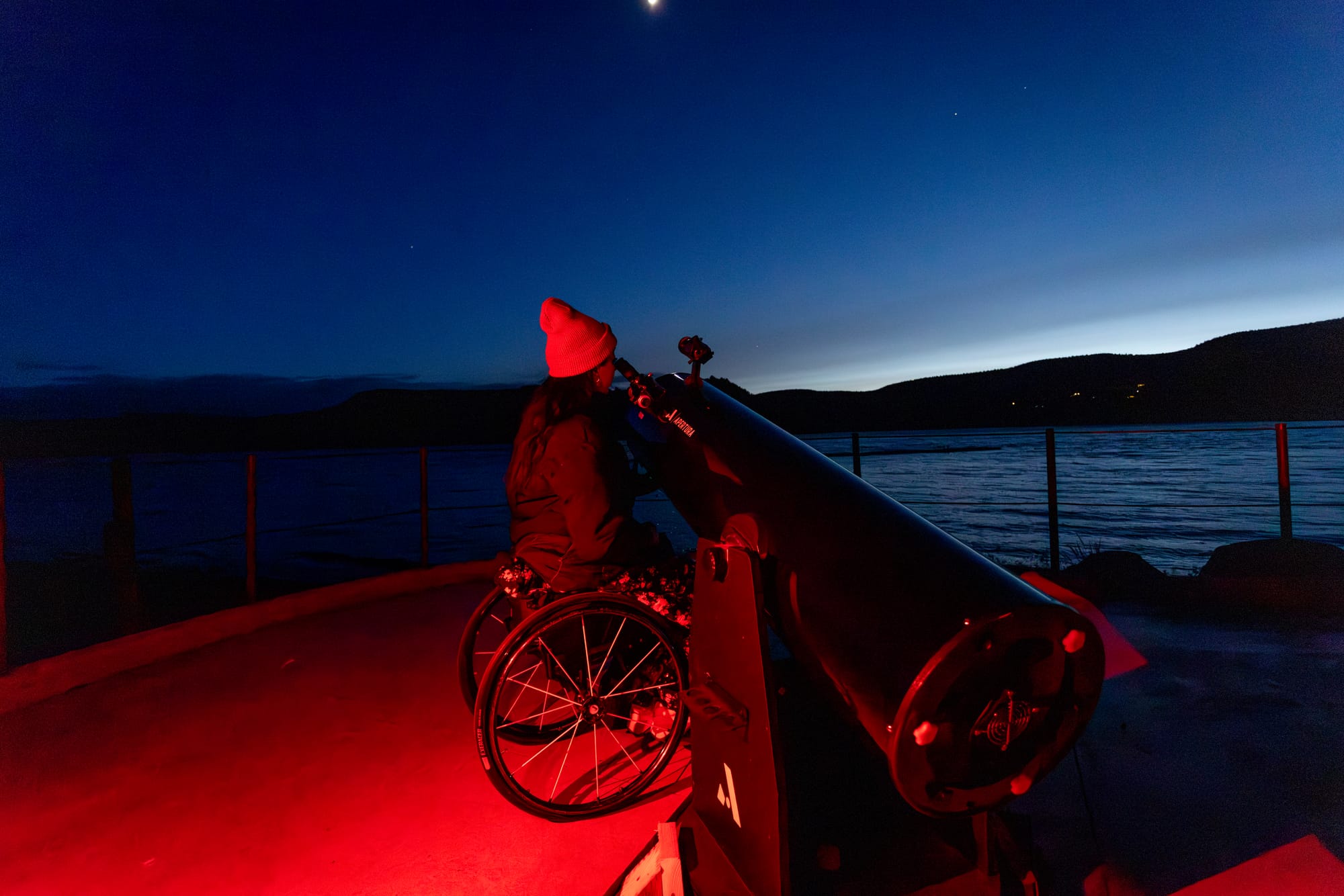 Wheelchair user stargazing with the telescope at Prineville Reservoir State Park