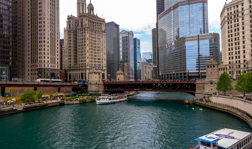 A cruise through Chicago River