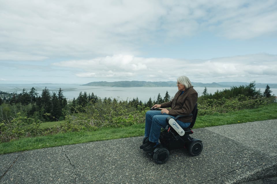 Wheelchair-user exploring the Oregon coastline