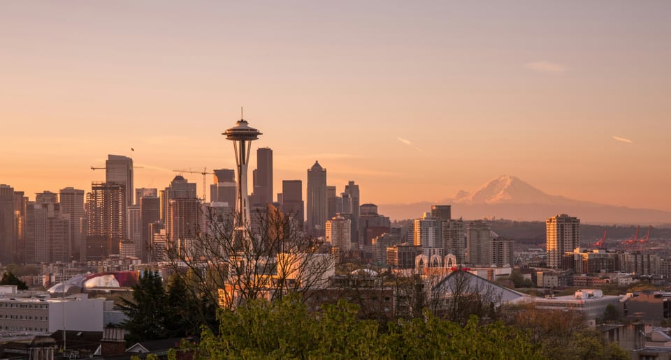 Sunset of Seattle skyline and mountain in the background